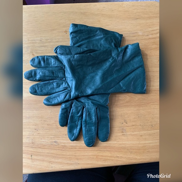 Hunter Green Women’s Soft Leather Gloves - Picture 3 of 4